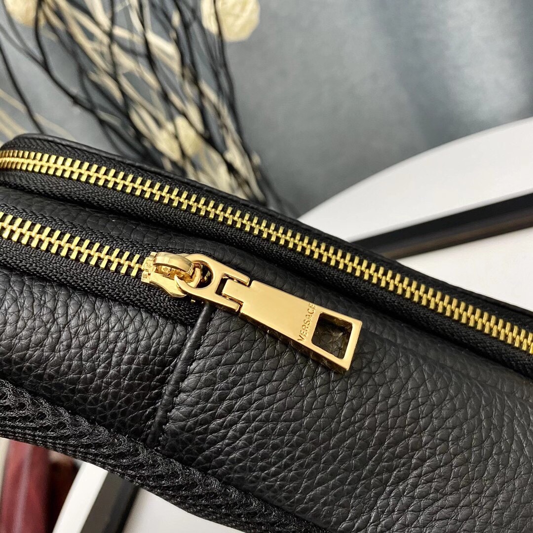 【2024】【VERSACE 公式旗艦店】ヴェルサーチ    胸ポケット  当日出荷 好評に付き再入荷！32*18*6CM