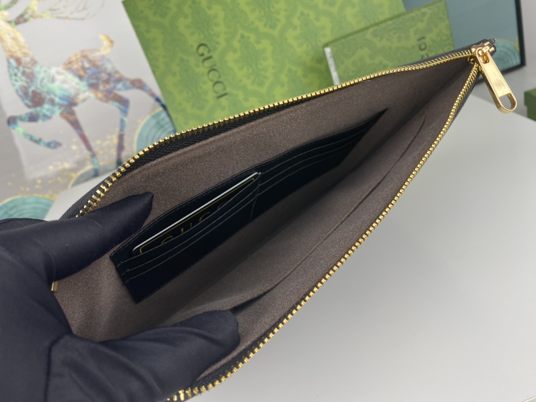 【2024】【GUCCI 公式 旗艦店】クッチ  クラッチバッグ 当日出荷 好評に付き再入荷！30.5*21*1.5CM