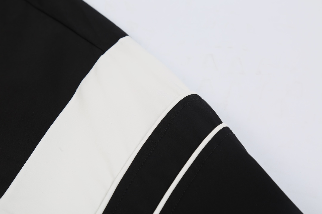 【BALENCIAGA  公式旗艦店】バレンシアガ   シャツ   ご好評に付き再入荷！