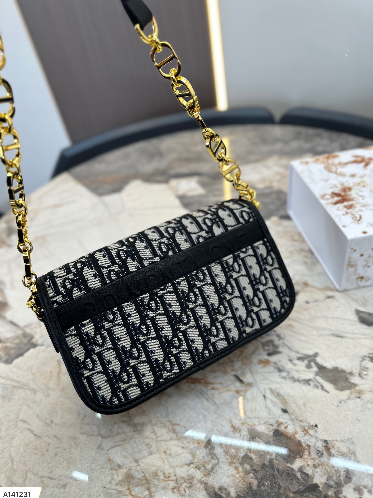 【2024】【DIOR 公式旗艦店】ディオール   ショルダーバッグ 当日出荷 好評に付き再入荷！22.5*12CM