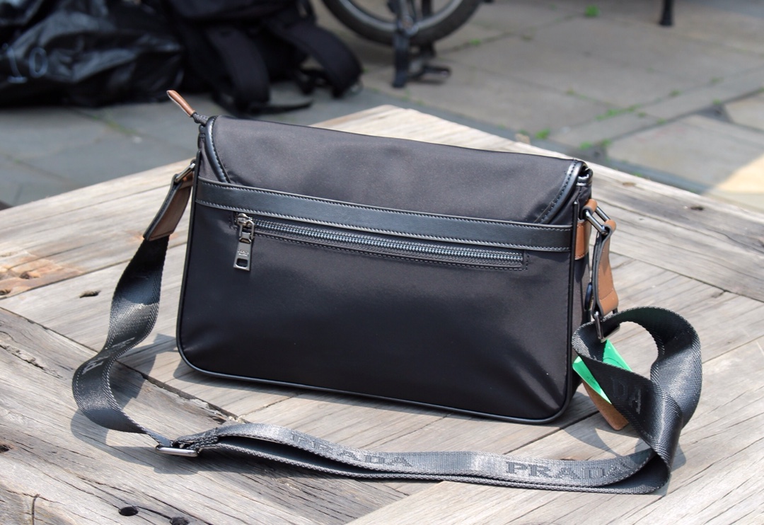 【2024】【PRADA 公式旗艦店】プラダ  ショルダーバッグ 当日出荷 好評に付き再入荷！31*21*6CM