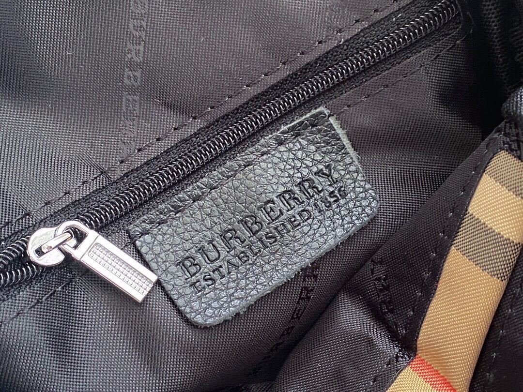 【2024】【BURBERRY  公式旗艦店】バーバリー  胸ポケット 当日出荷 好評に付き再入荷！30*17.5*5CM