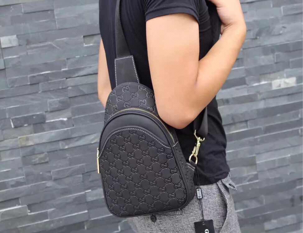 【2024】【GUCCI 公式 旗艦店】クッチ  胸ポケット 当日出荷 好評に付き再入荷！19*20*5CM