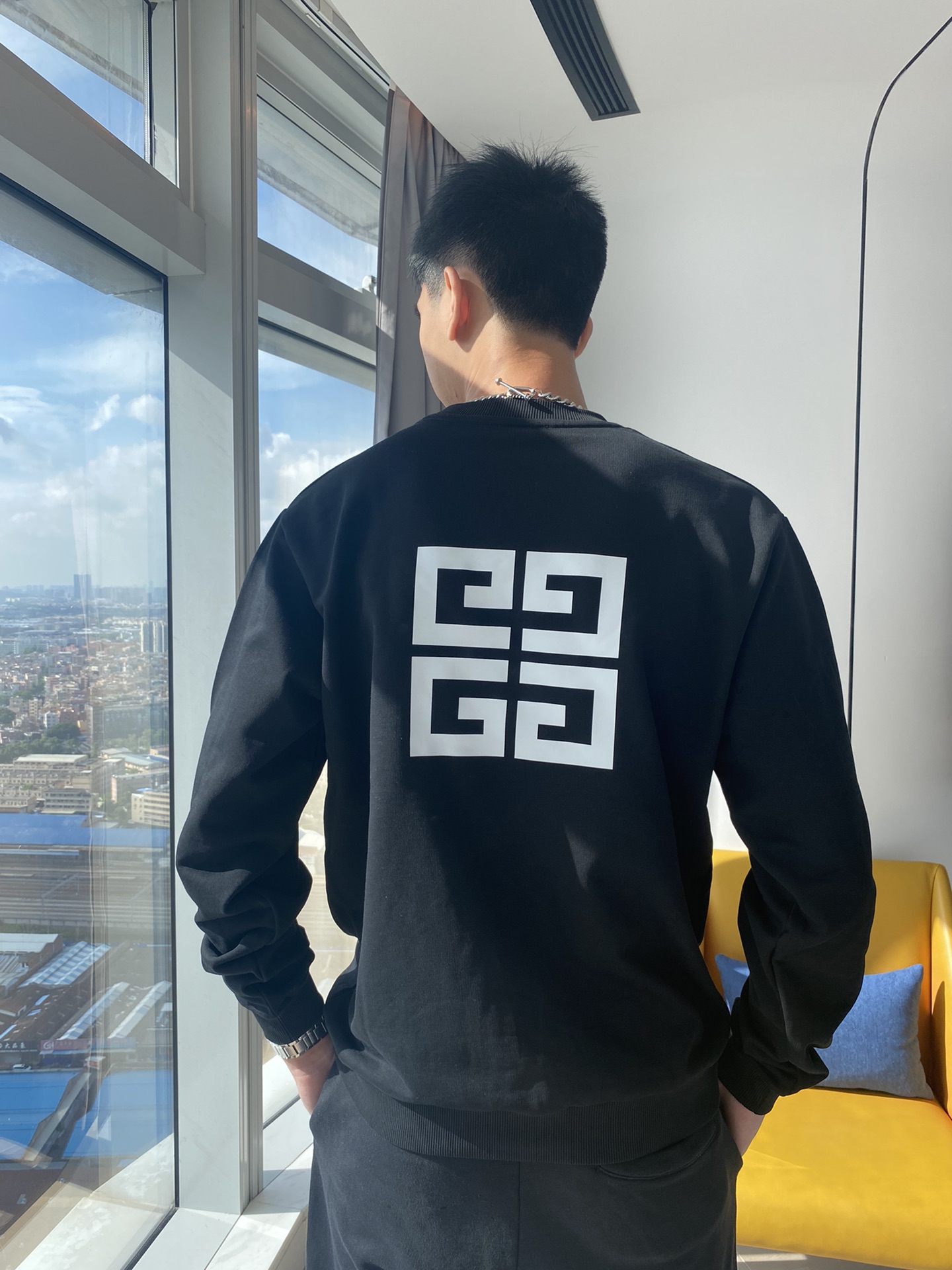 【GIVENCHY  公式旗艦店】ジバンシー 丸首の衛衣 スウェットご好評に付き再入荷！