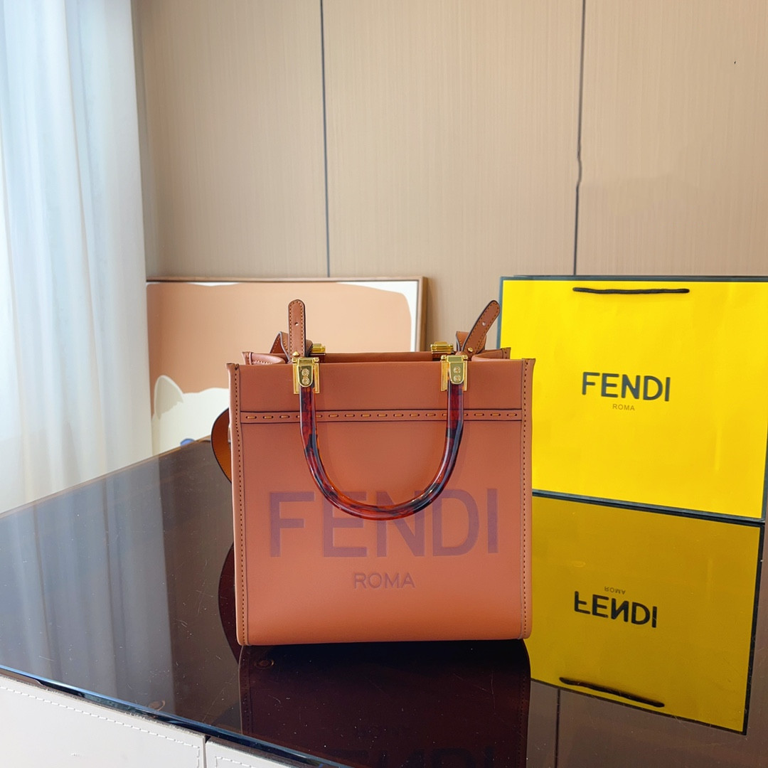 【FENDI 公式 旗艦店】 フェンディ    ショルダーバッグ 当日出荷 好評に付き再入荷！23*11*22CM