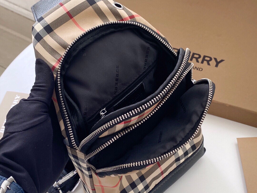 【2024】【BURBERRY  公式旗艦店】バーバリー  胸ポケット 当日出荷 好評に付き再入荷！30*17.5*5CM