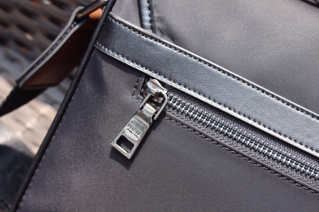 【2024】【PRADA 公式旗艦店】プラダ  ショルダーバッグ 当日出荷 好評に付き再入荷！31*21*6CM