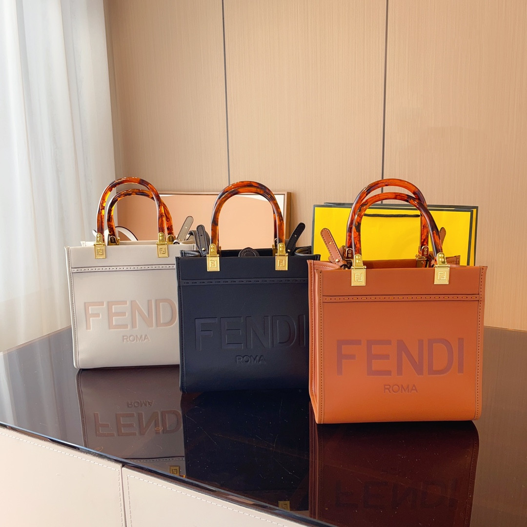 【FENDI 公式 旗艦店】 フェンディ    ショルダーバッグ 当日出荷 好評に付き再入荷！23*11*22CM