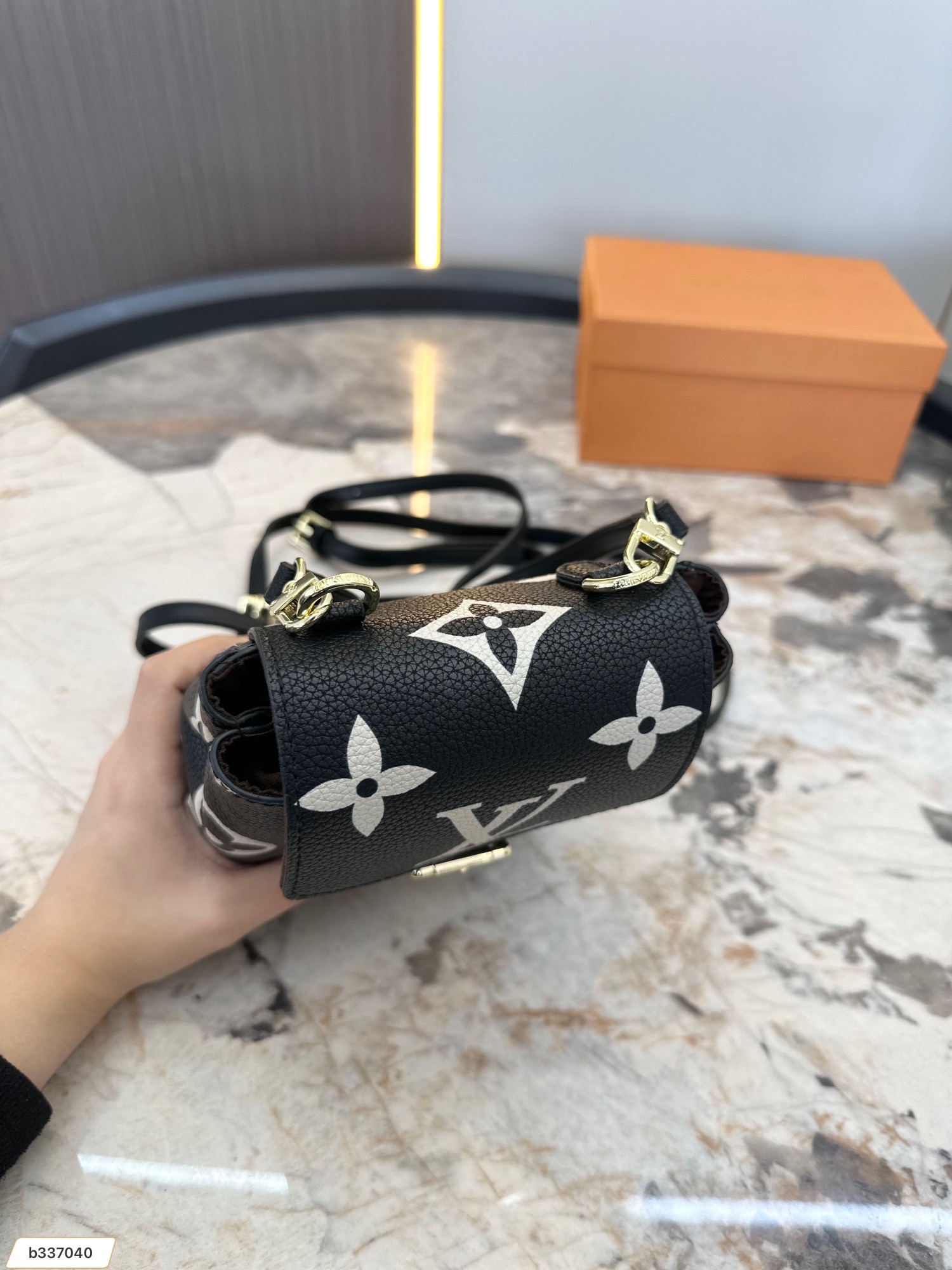 【2024】【 LOUIS VUITTON公式 旗艦店】ルイヴィトン   リュックサック   当日出荷 好評に付き再入荷！14*19CM