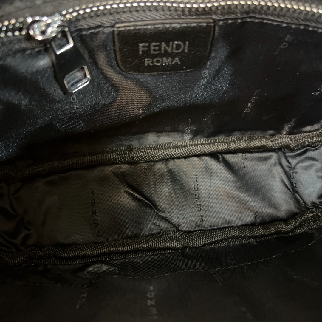 【FENDI  公式旗艦店】フェンディ   ショルダーバッグ 当日出荷 好評に付き再入荷！22*14CM