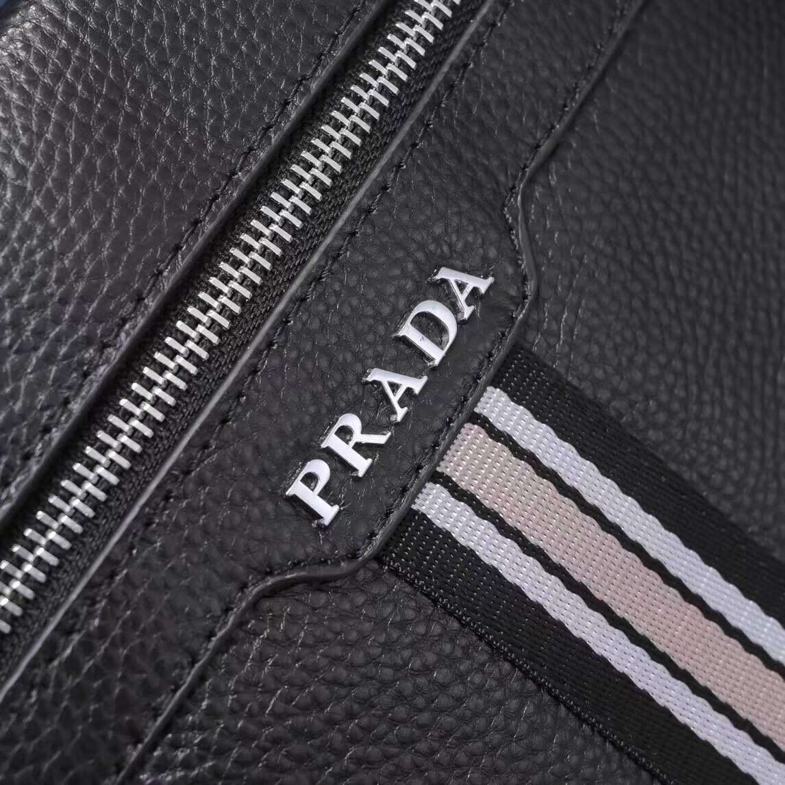 【2024】【 PRADA 公式旗艦店】プラダ  ショルダーバッグ 当日出荷 好評に付き再入荷！23*27*5CM