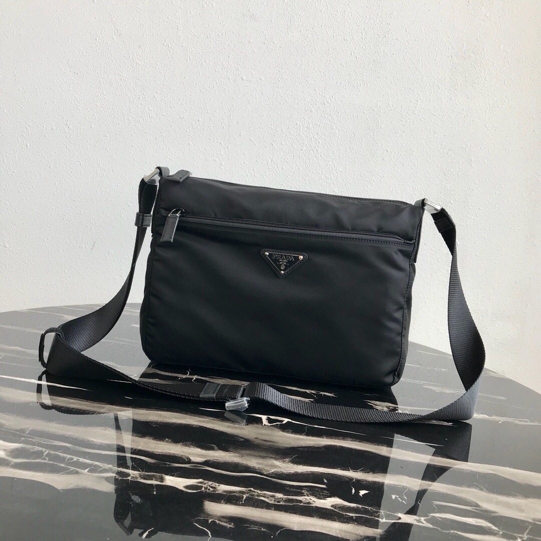 【PRADA   公式 旗艦店】プラダ   ショルダーバッグ  当日出荷 好評に付き再入荷！31*23*9CM