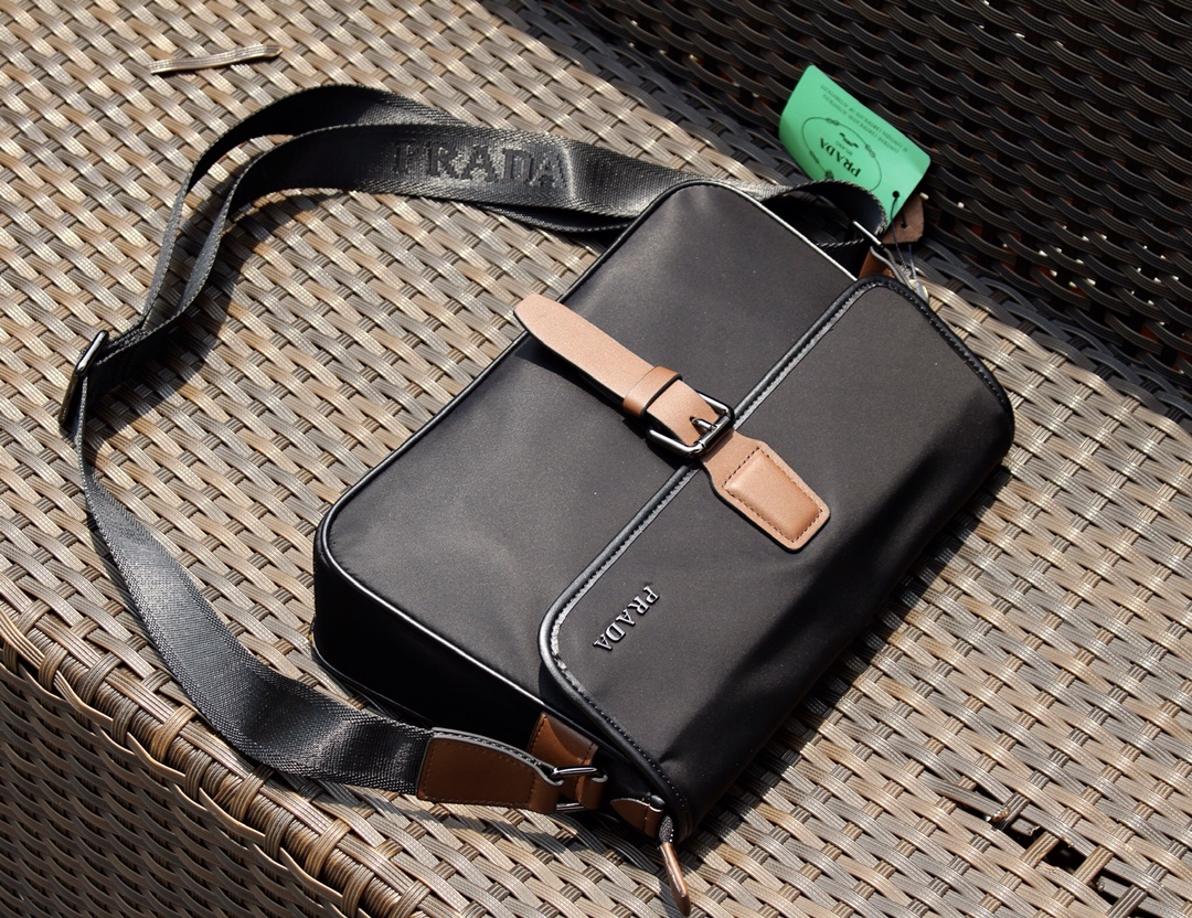 【2024】【PRADA 公式旗艦店】プラダ  ショルダーバッグ 当日出荷 好評に付き再入荷！31*21*6CM