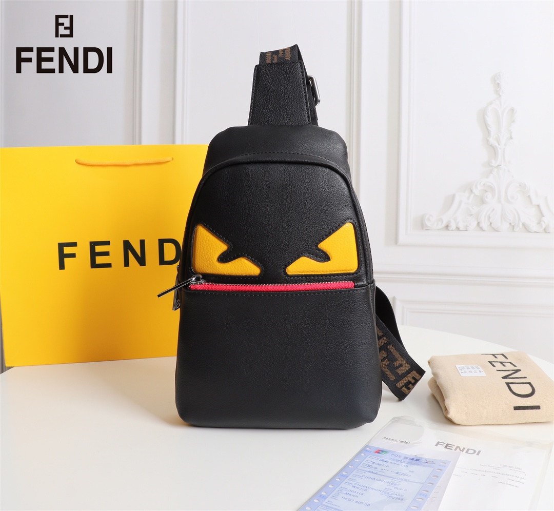 【FENDI 公式 旗艦店】フェンディ 胸ポケット当日出荷 好評に付き再入荷！19*26*6.5CM