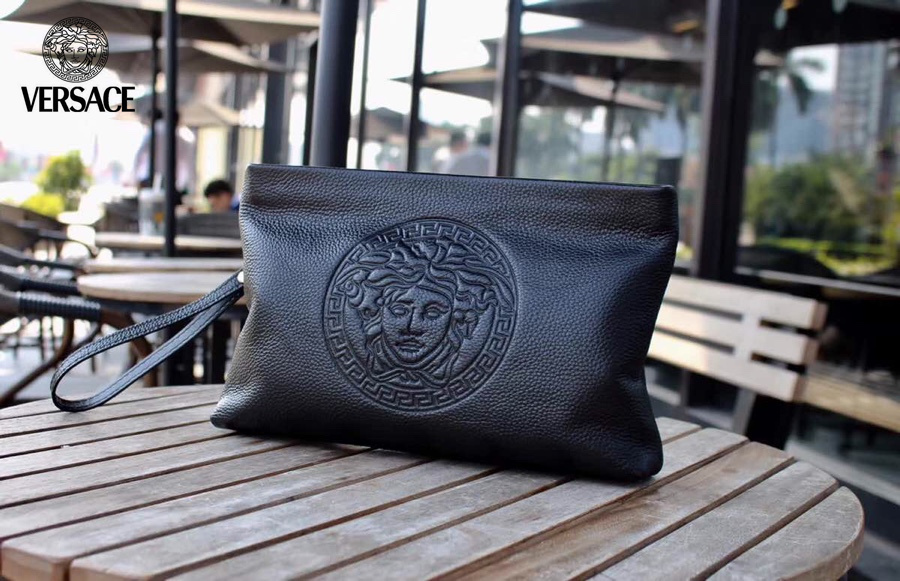 【2024】【VERSACE 公式旗艦店】ヴェルサーチ  クラッチバッグ    当日出荷 好評に付き再入荷！28*17*5CM