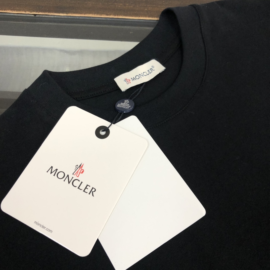 【2024】MONCLER モンクレール 半袖シャツ　Tシャツ　長く着て変形しにくい　シンプルの風格　ファッション　かっこいい　白　黒　男女兼用