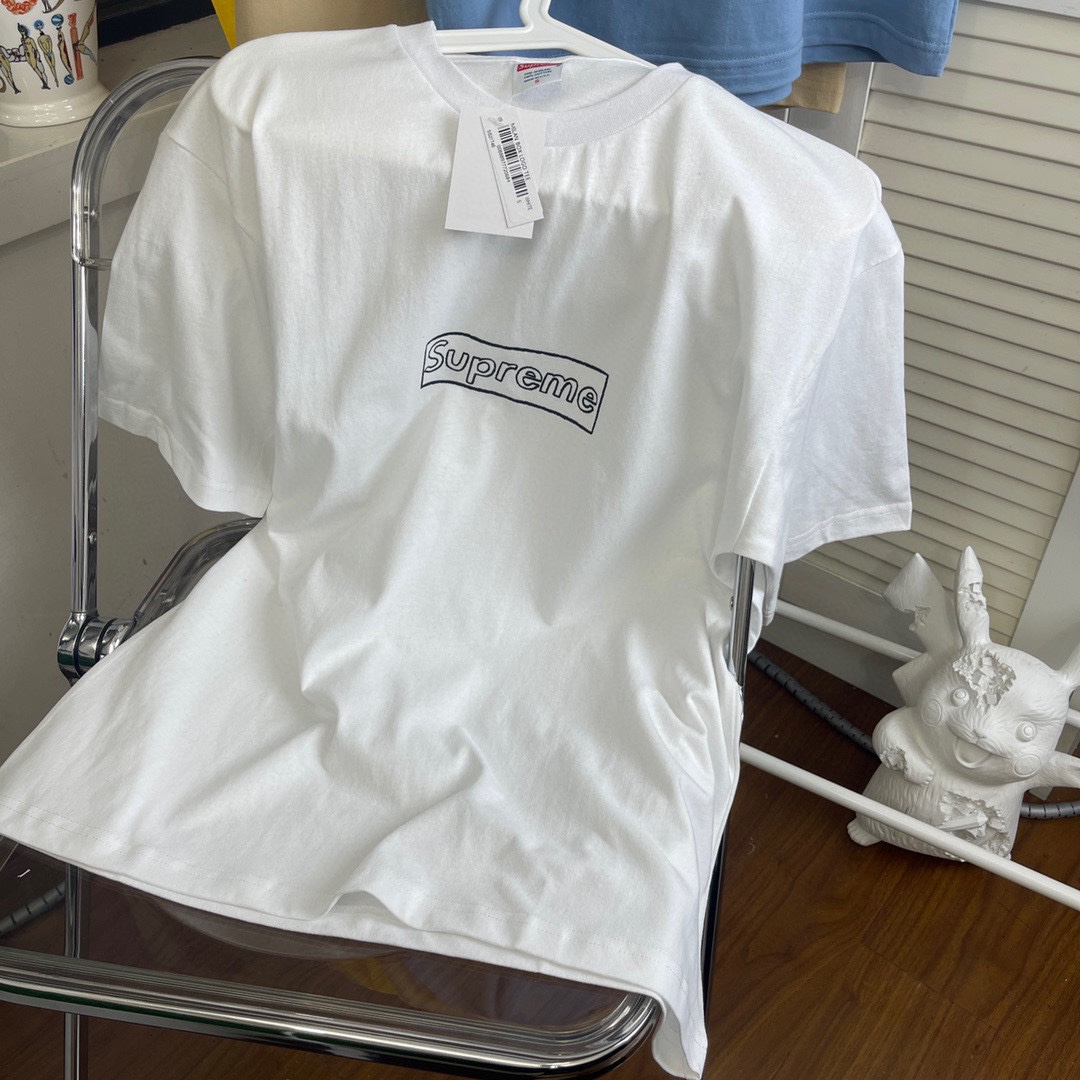 シュプリームSupreme 21ss Week 18 × KAWS 連名 チョーク LOGO クレヨン スケッチ レター ボックス ロゴ 半袖 Tシャツ