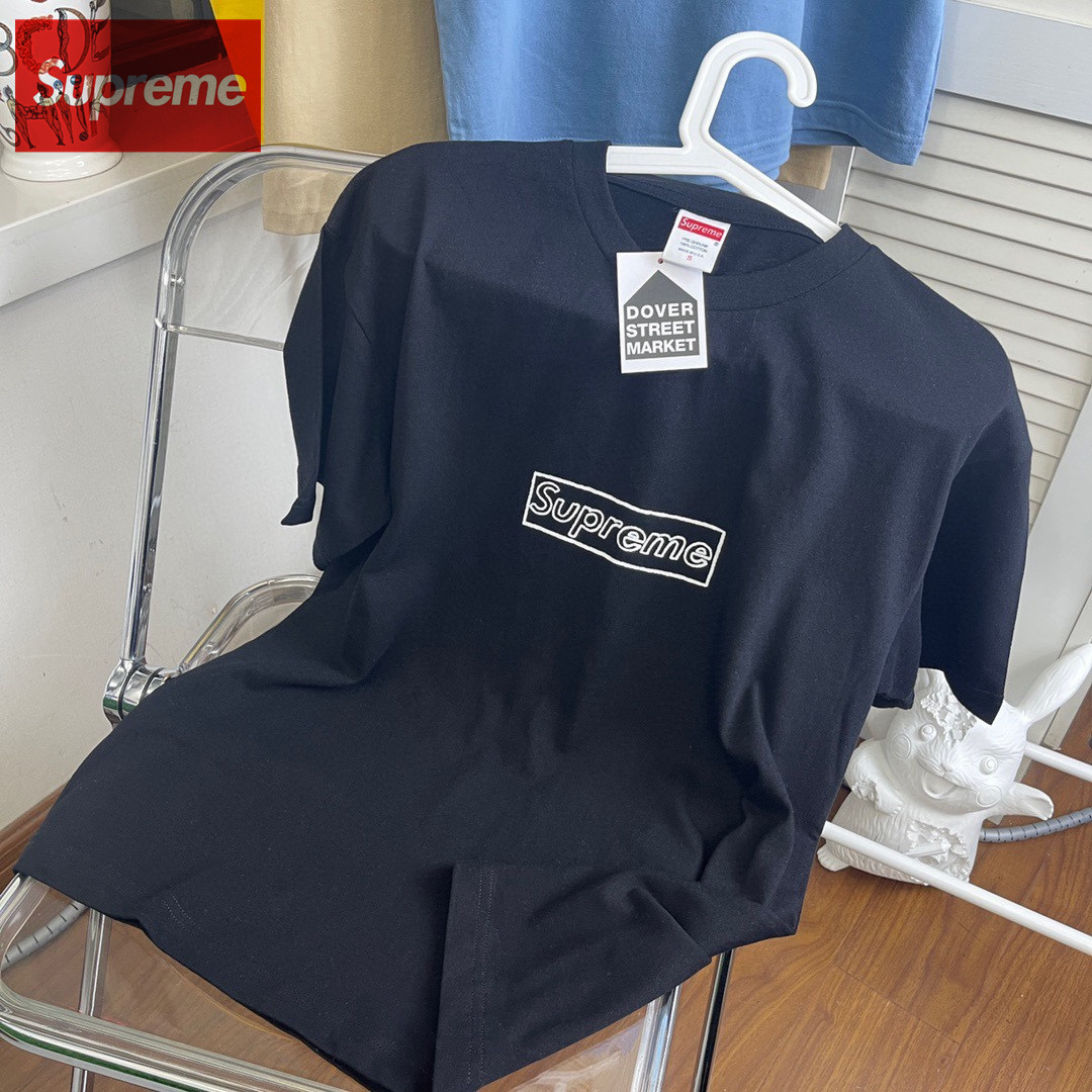 シュプリームSupreme 21ss Week 18 × KAWS 連名 チョーク LOGO クレヨン スケッチ レター ボックス ロゴ 半袖 Tシャツ
