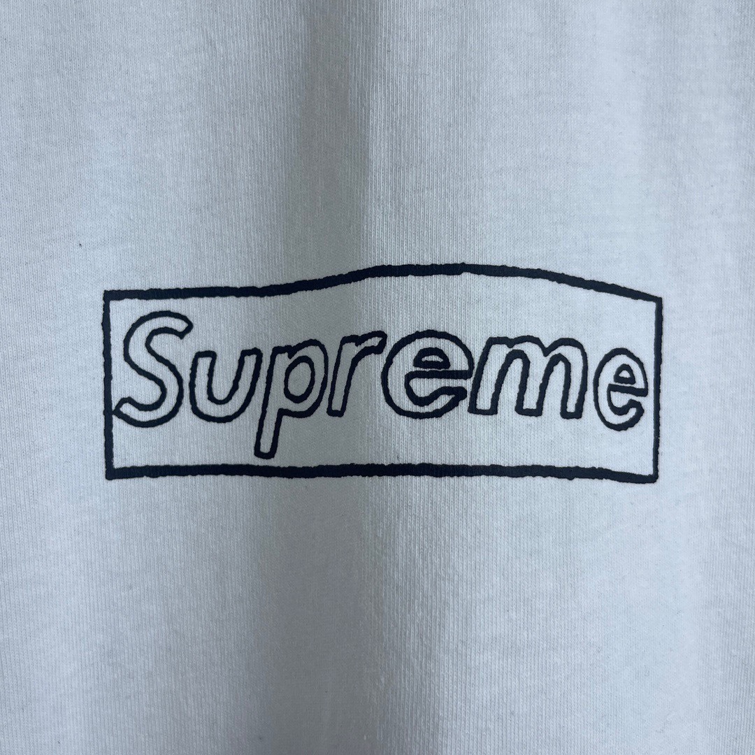 シュプリームSupreme 21ss Week 18 × KAWS 連名 チョーク LOGO クレヨン スケッチ レター ボックス ロゴ 半袖 Tシャツ