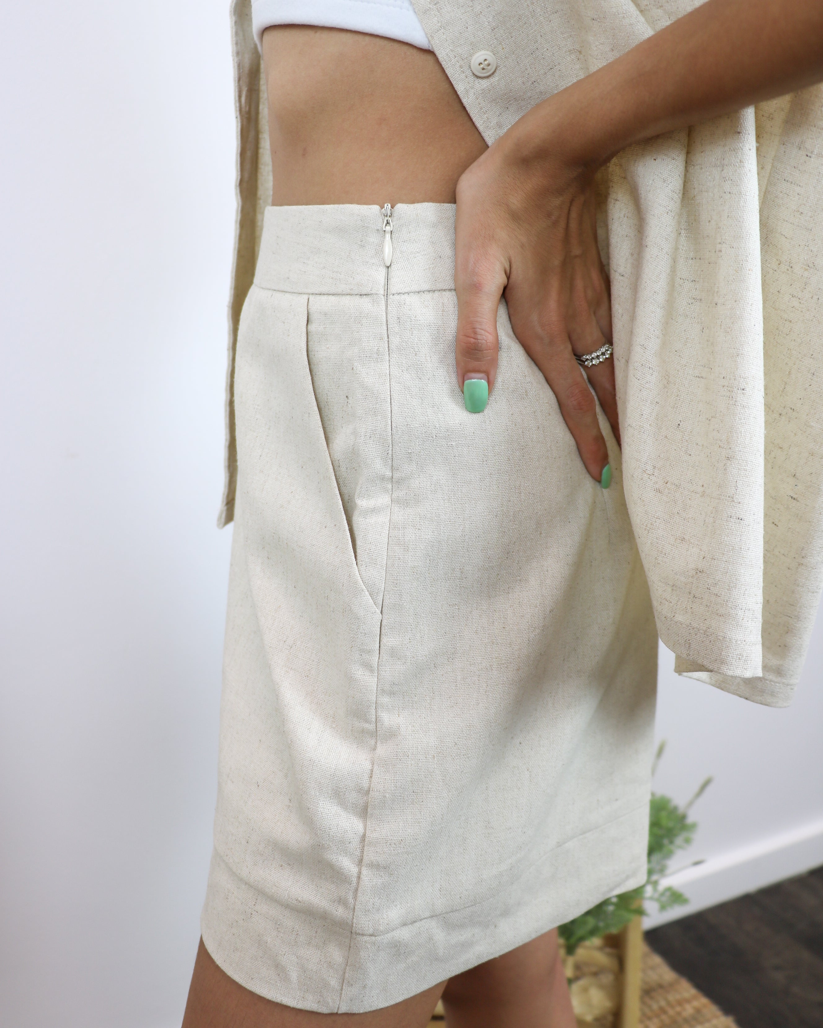 Kayla Linen Shorts in Ecru