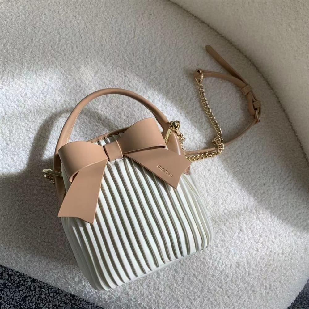 ボウチェーンクロスボディバッグ