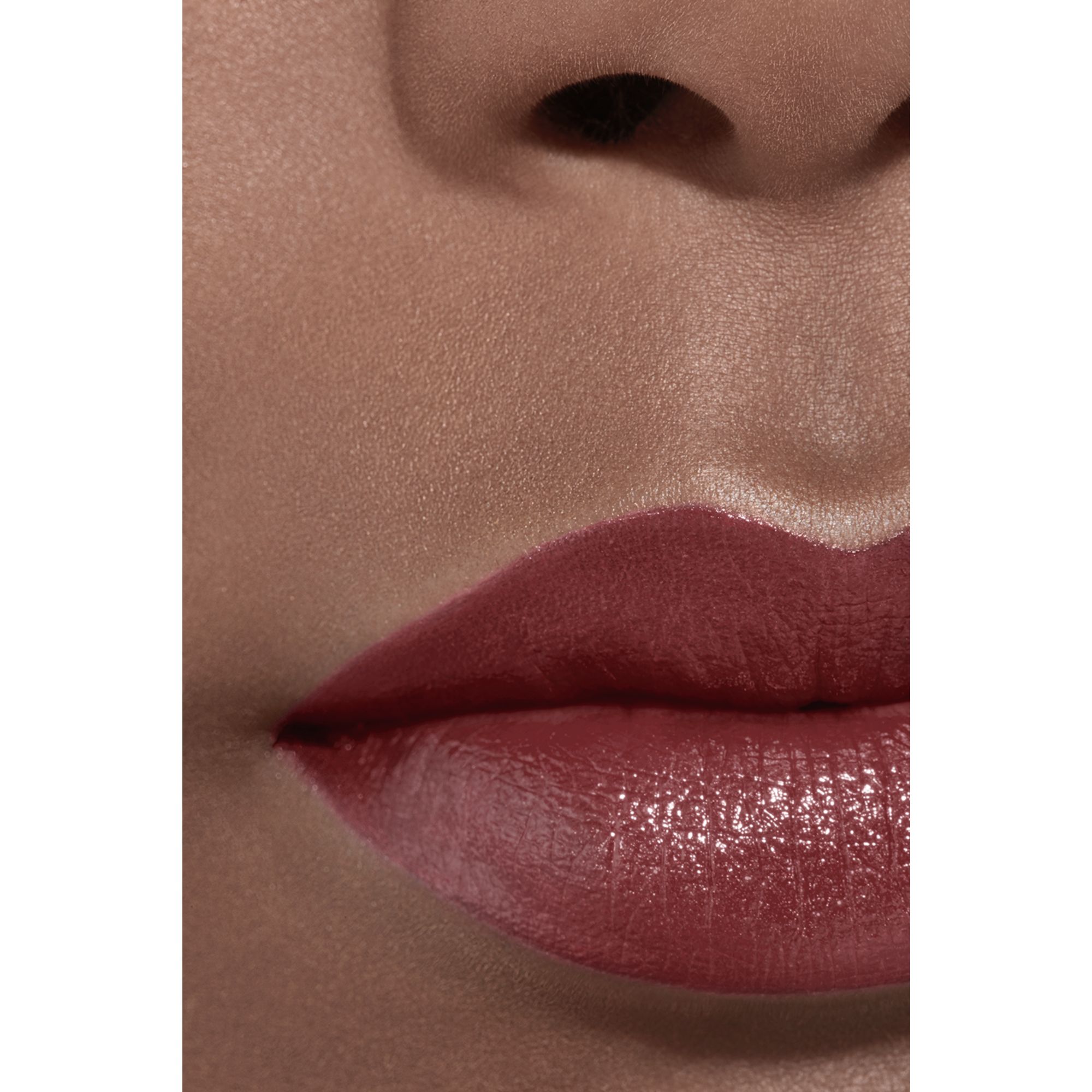 PEWARNA BIBIR KAYA PIGMEN YANG EFEKTIF MERAWAT DAN MENCERAHKAN