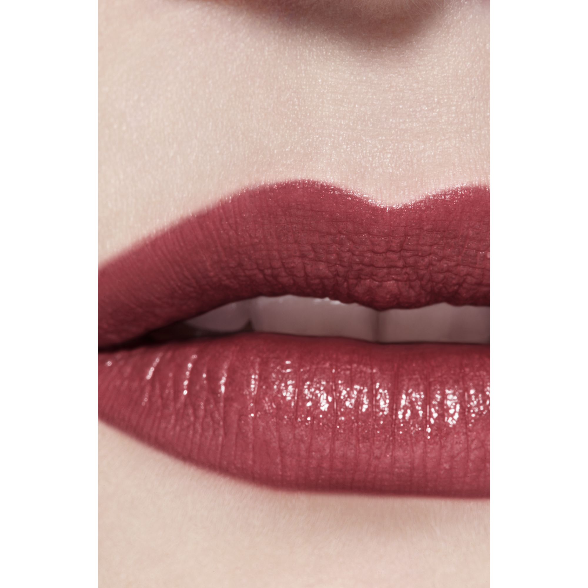 PEWARNA BIBIR KAYA PIGMEN YANG EFEKTIF MERAWAT DAN MENCERAHKAN