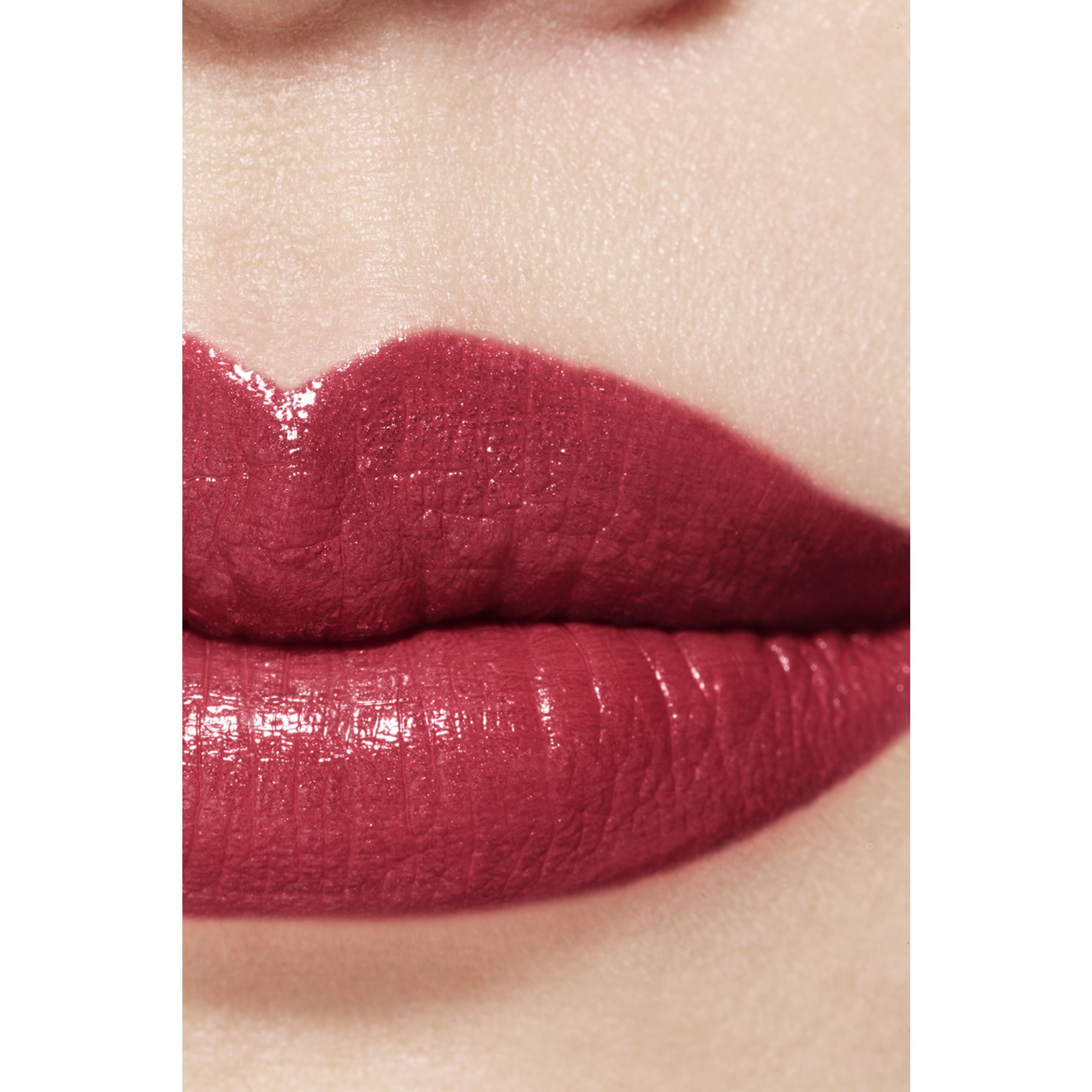 PEWARNA BIBIR KAYA PIGMEN YANG EFEKTIF MERAWAT DAN MENCERAHKAN