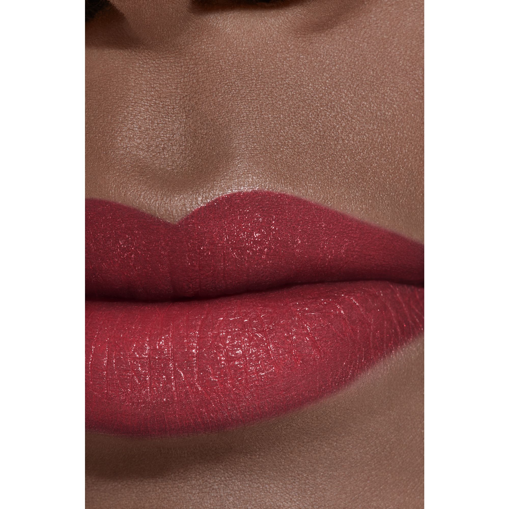 PEWARNA BIBIR KAYA PIGMEN YANG EFEKTIF MERAWAT DAN MENCERAHKAN