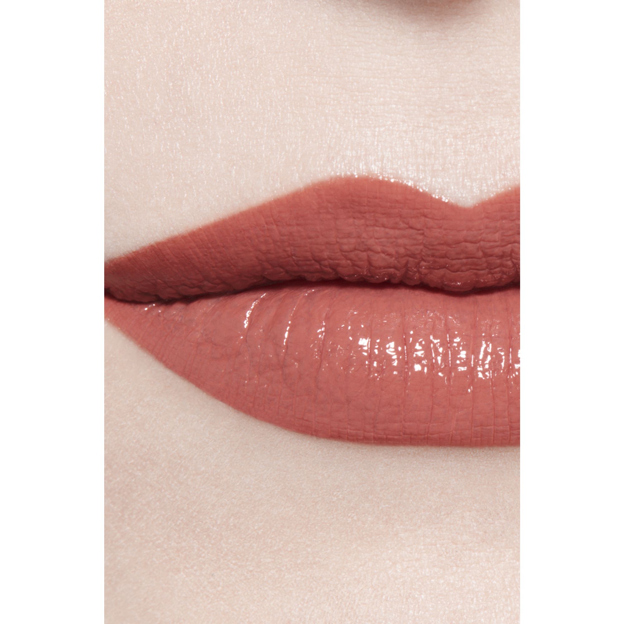 LIPSTIK YANG MENGHIDRASI DAN MEMBUAT BIBIR TERLIHAT KENYAL. INTENS, TAHAN LAMA, DAN BERKILAU