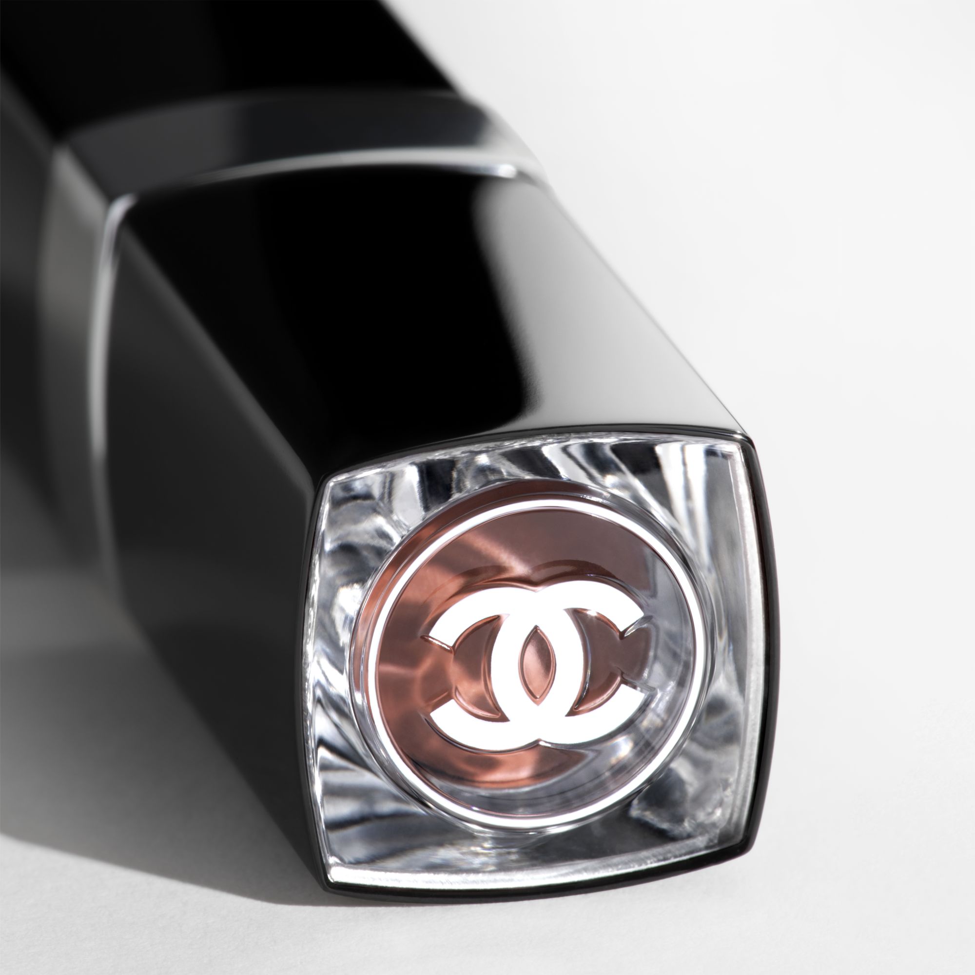 LIPSTIK YANG MENGHIDRASI DAN MEMBUAT BIBIR TERLIHAT KENYAL. INTENS, TAHAN LAMA, DAN BERKILAU