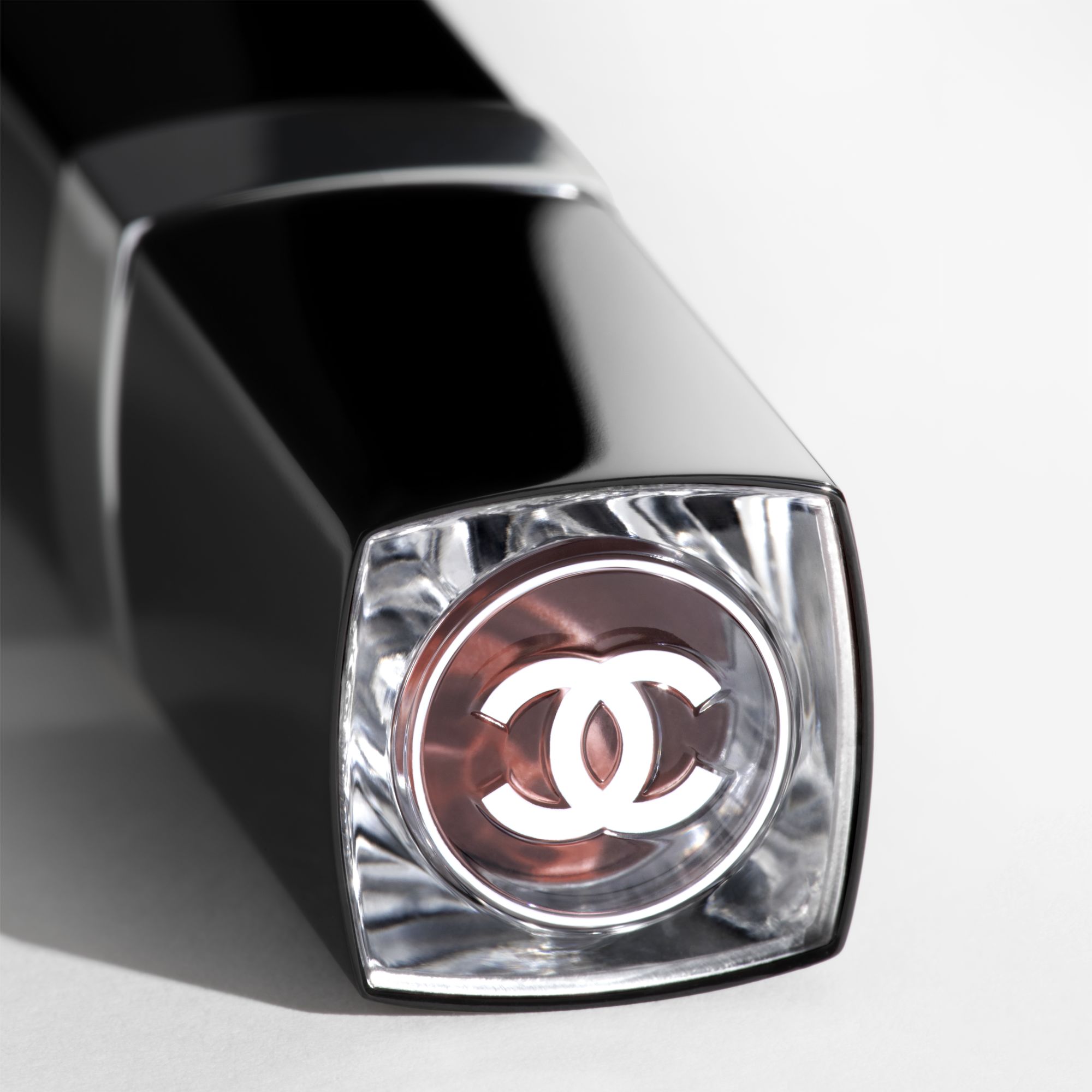 LIPSTIK YANG MENGHIDRASI DAN MEMBUAT BIBIR TERLIHAT KENYAL. INTENS, TAHAN LAMA, DAN BERKILAU