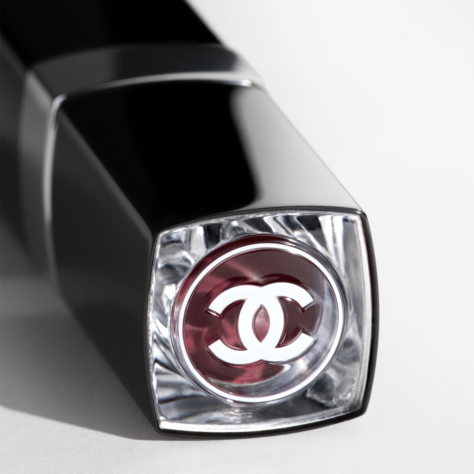 LIPSTIK YANG MENGHIDRASI DAN MEMBUAT BIBIR TERLIHAT KENYAL. INTENS, TAHAN LAMA, DAN BERKILAU