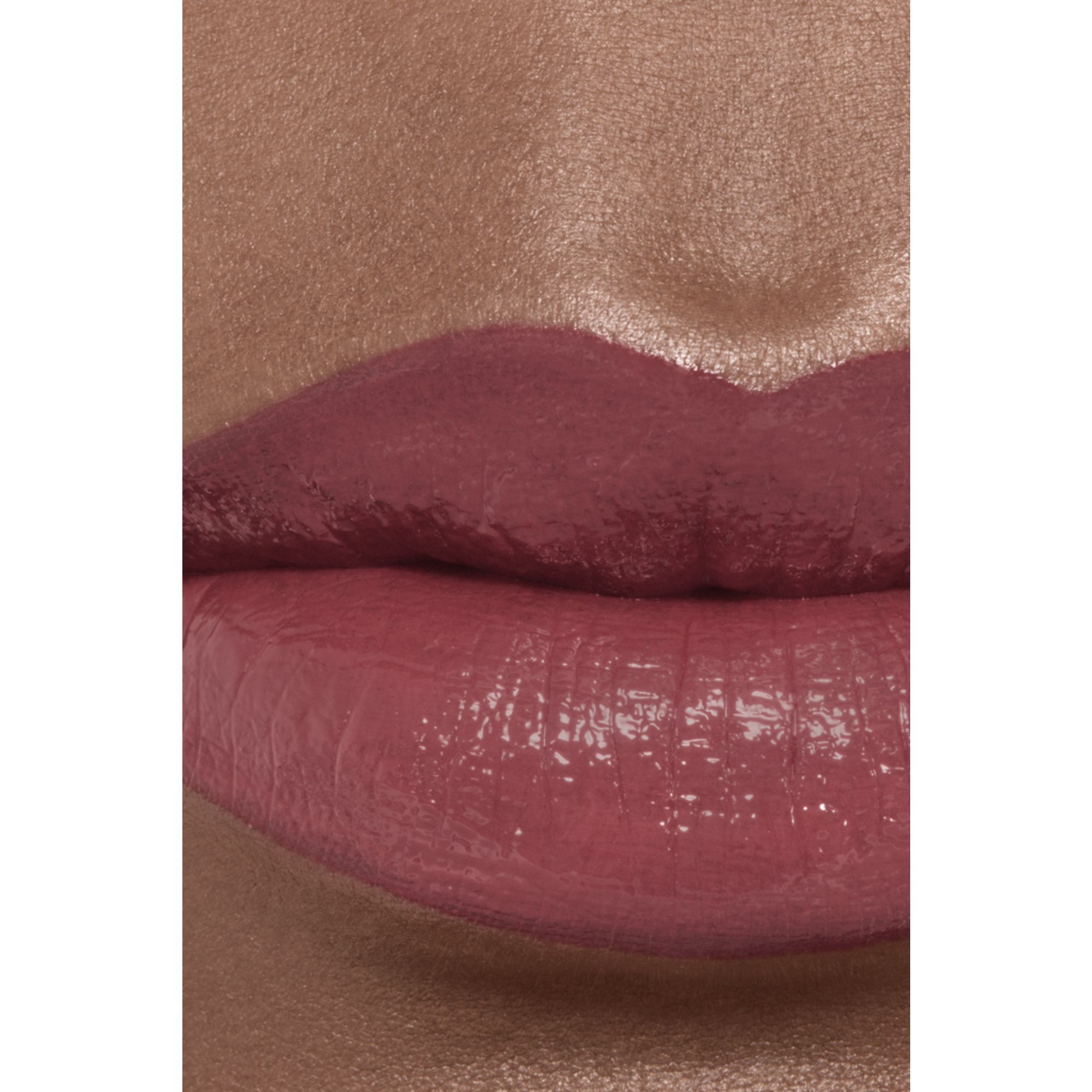 LIPSTIK YANG MENGHIDRASI DAN MEMBUAT BIBIR TERLIHAT KENYAL. INTENS, TAHAN LAMA, DAN BERKILAU