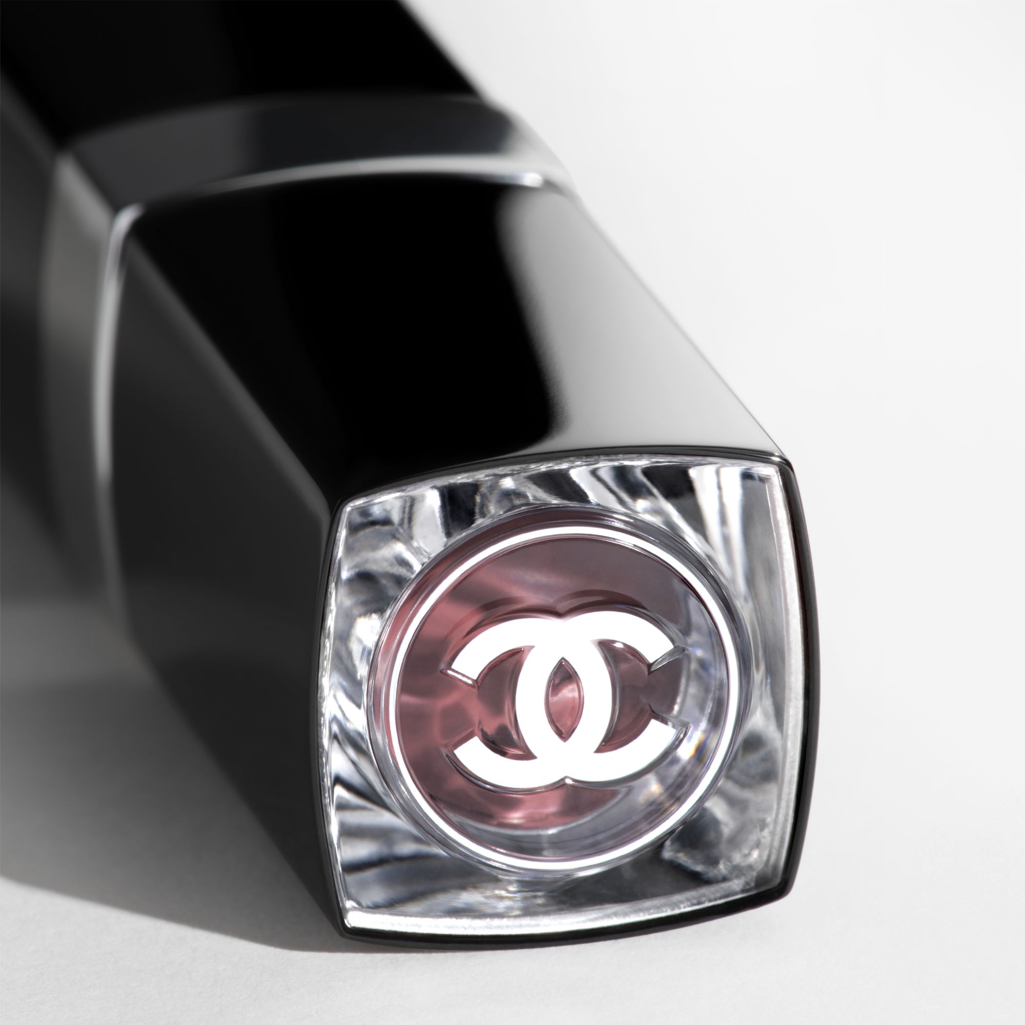 LIPSTIK YANG MENGHIDRASI DAN MEMBUAT BIBIR TERLIHAT KENYAL. INTENS, TAHAN LAMA, DAN BERKILAU