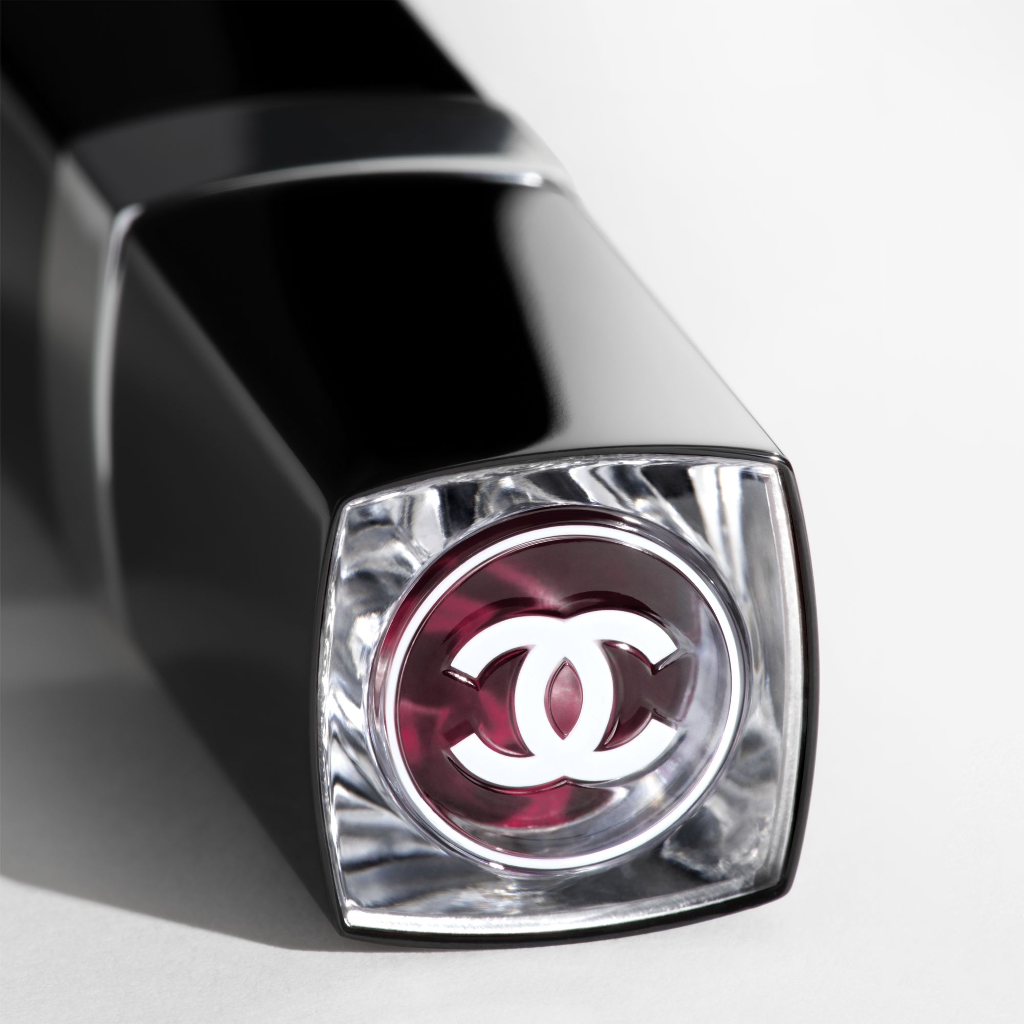 LIPSTIK YANG MENGHIDRASI DAN MEMBUAT BIBIR TERLIHAT KENYAL. INTENS, TAHAN LAMA, DAN BERKILAU