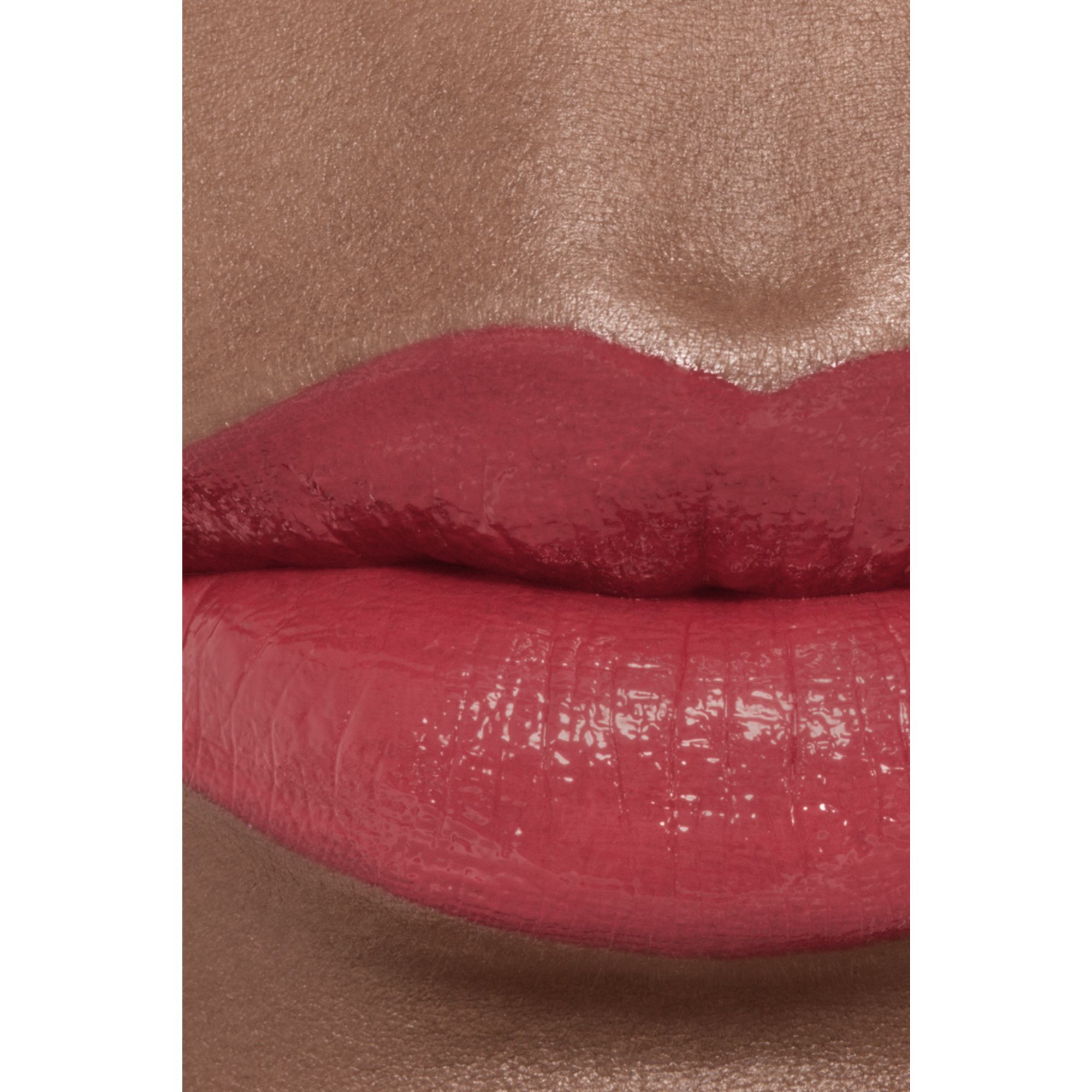 LIPSTIK YANG MENGHIDRASI DAN MEMBUAT BIBIR TERLIHAT KENYAL. INTENS, TAHAN LAMA, DAN BERKILAU