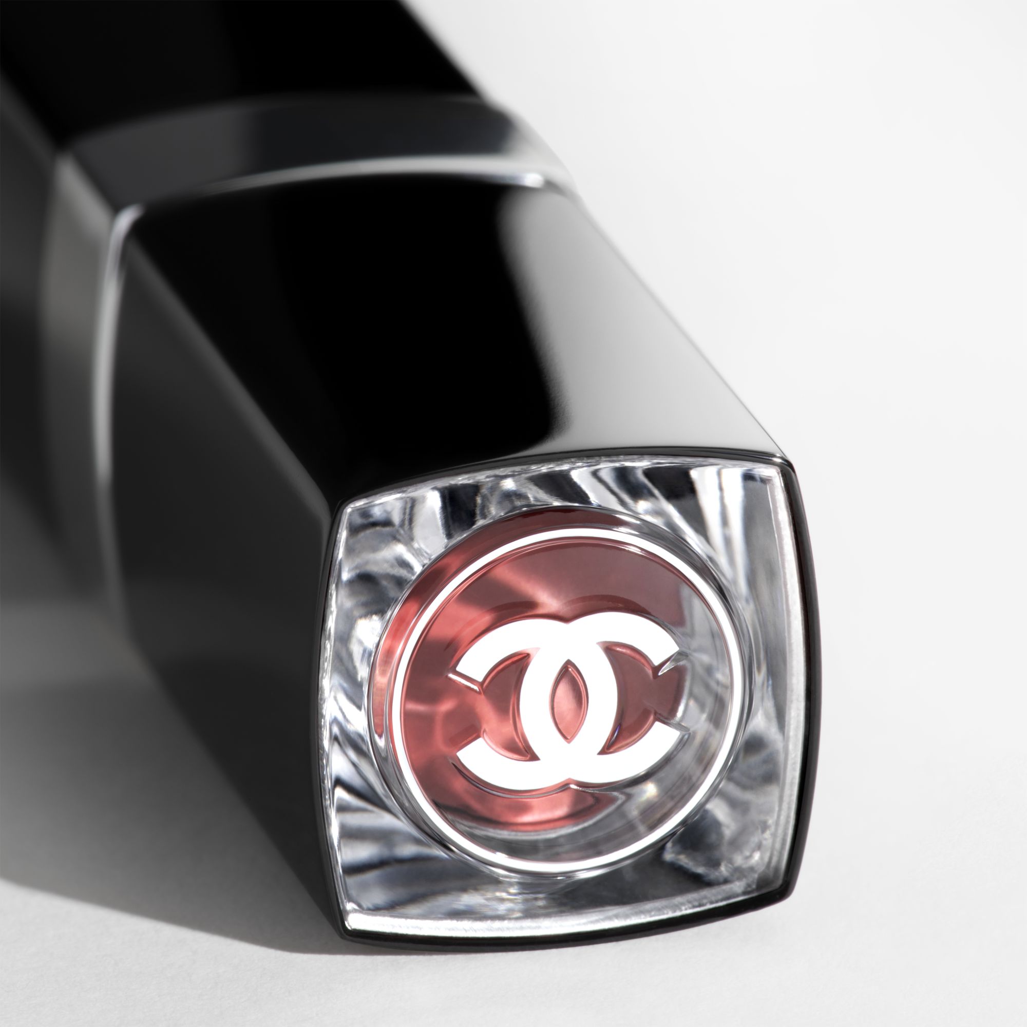 LIPSTIK YANG MENGHIDRASI DAN MEMBUAT BIBIR TERLIHAT KENYAL. INTENS, TAHAN LAMA, DAN BERKILAU