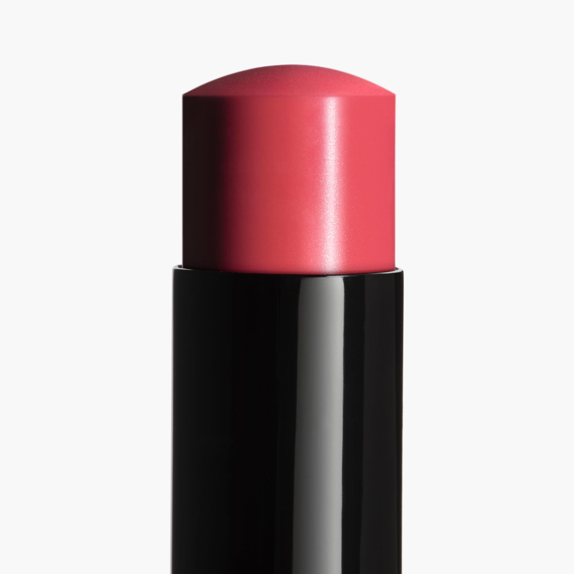 PERAWATAN BIBIR DENGAN WARNA NATURAL YANG MELEMBAPKAN DAN MENCERAHKAN