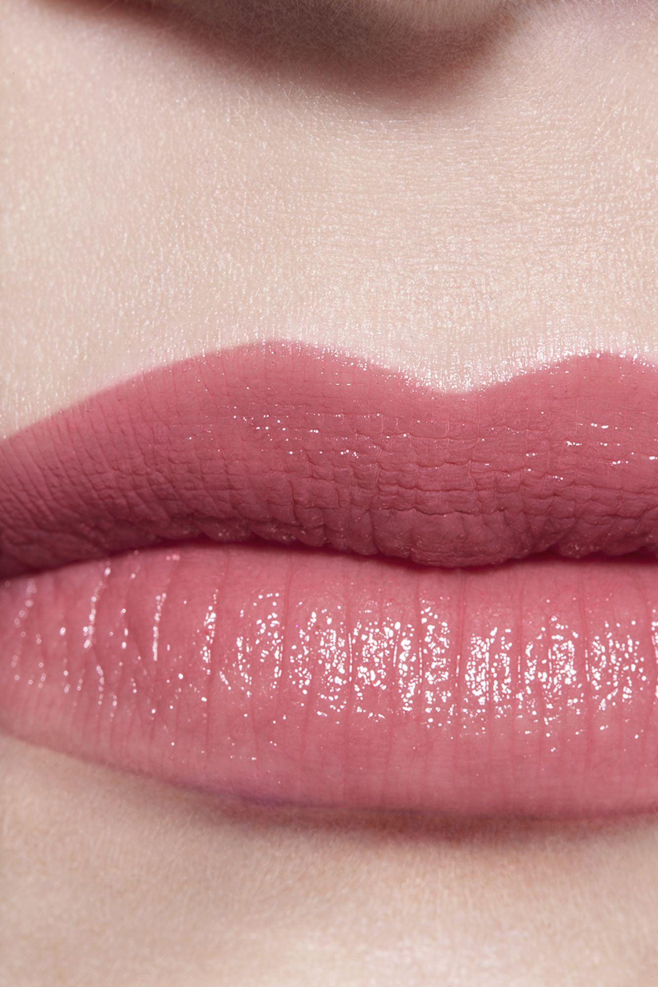 PERAWATAN BIBIR DENGAN WARNA NATURAL YANG MELEMBAPKAN DAN MENCERAHKAN