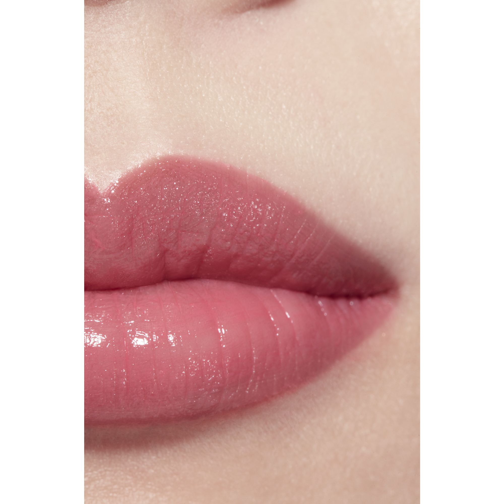 PERAWATAN BIBIR DENGAN WARNA NATURAL YANG MELEMBAPKAN DAN MENCERAHKAN