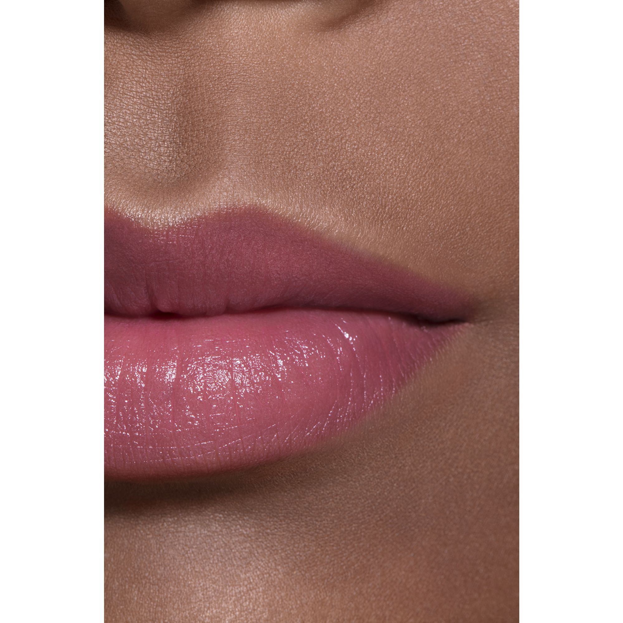 PERAWATAN BIBIR DENGAN WARNA NATURAL YANG MELEMBAPKAN DAN MENCERAHKAN