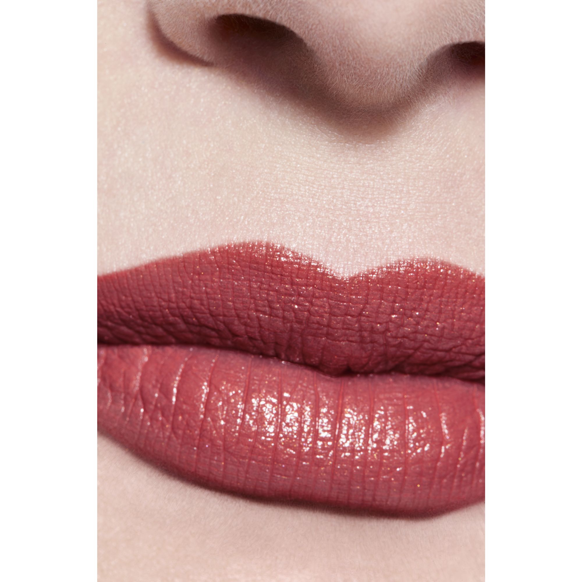 PEWARNA BIBIR KAYA PIGMEN YANG EFEKTIF MERAWAT DAN MENCERAHKAN