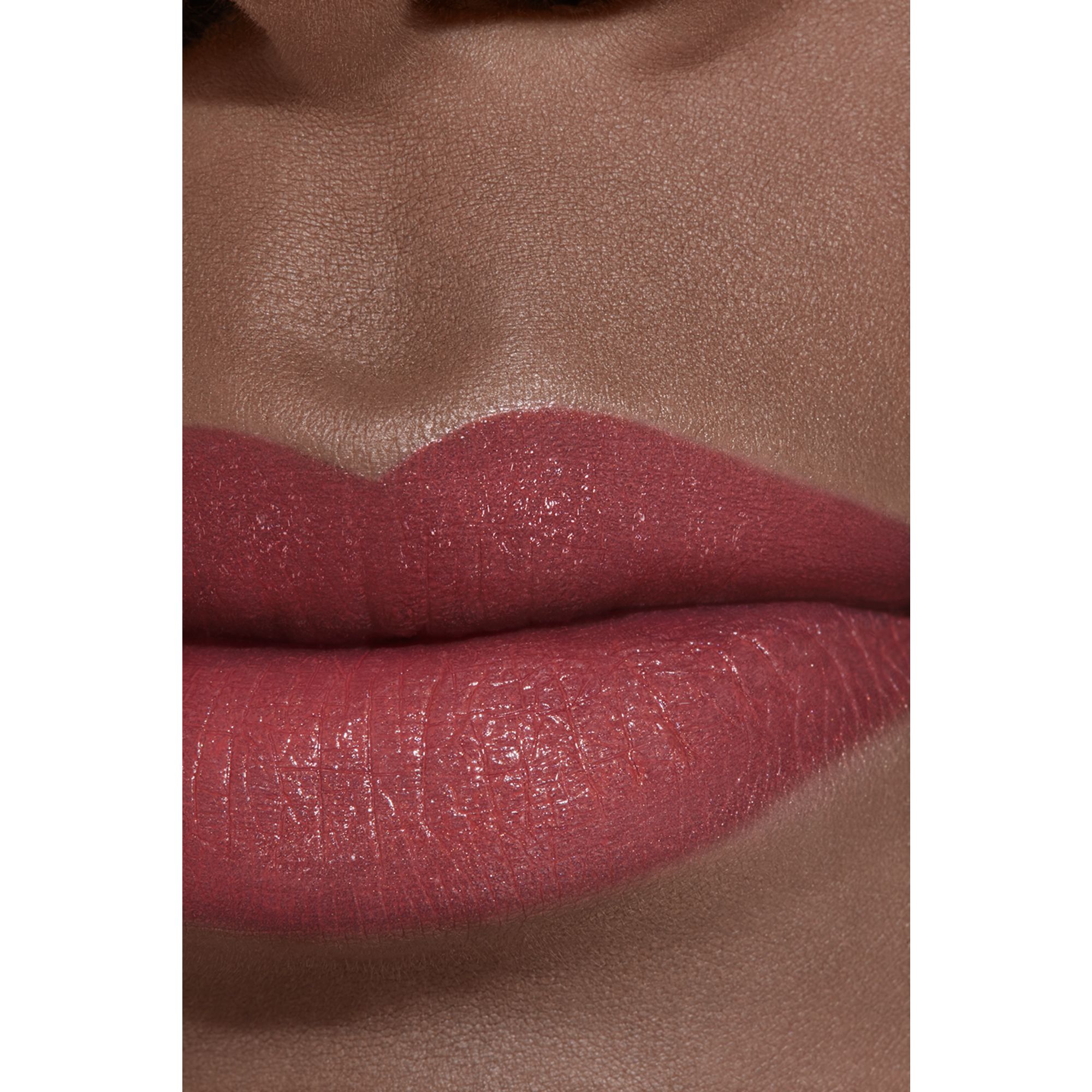 PEWARNA BIBIR KAYA PIGMEN YANG EFEKTIF MERAWAT DAN MENCERAHKAN