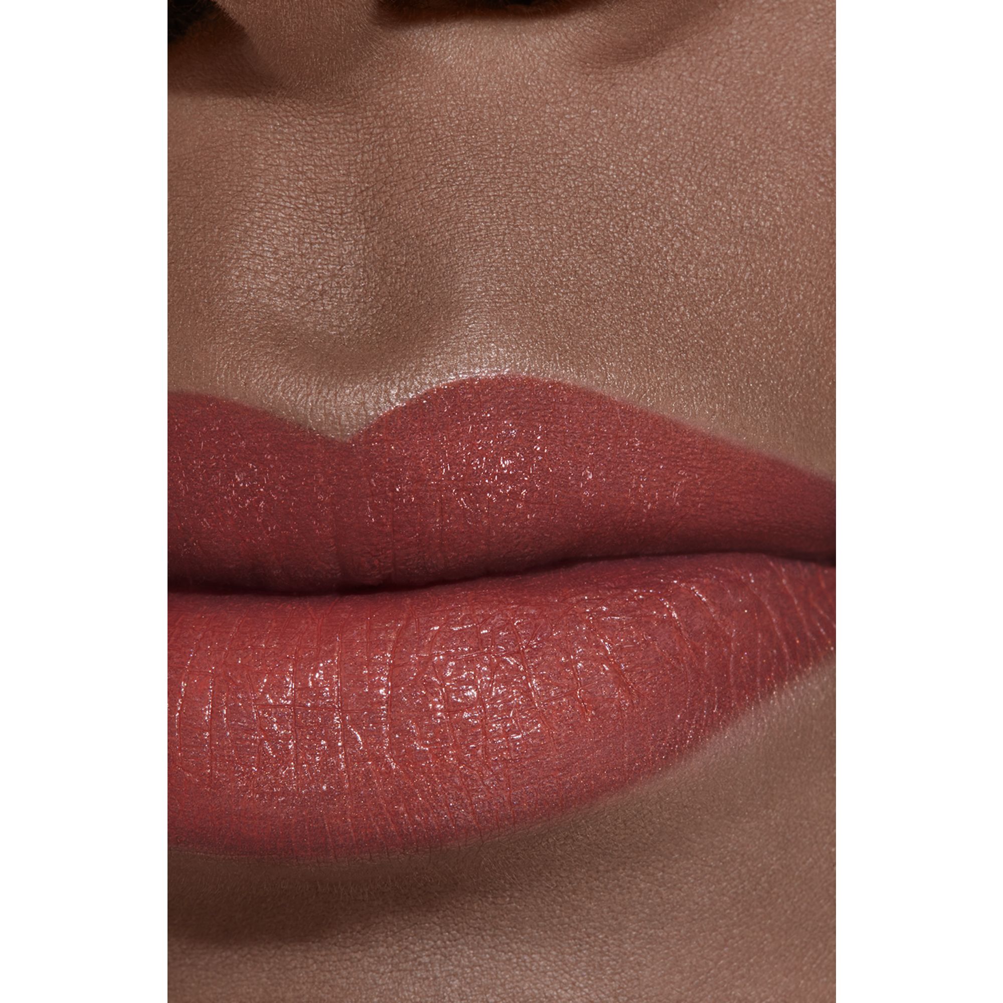 PEWARNA BIBIR KAYA PIGMEN YANG EFEKTIF MERAWAT DAN MENCERAHKAN