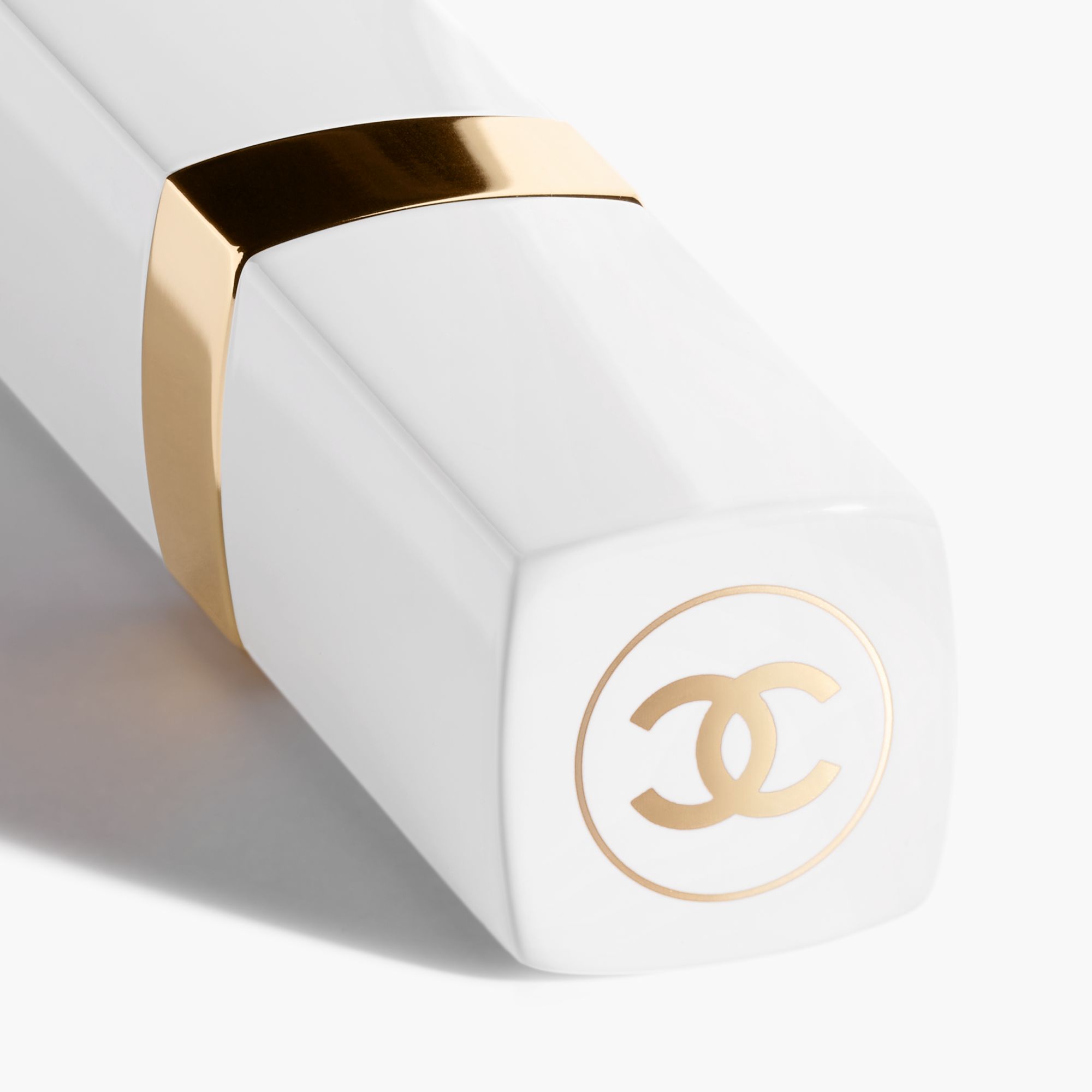 PELEMBAB BIBIR BERWANA YANG MENAWARKAN WARNA YANG DAPAT DITINGKATAN UNTUK TAMPILAN BIBIR LEBIH BAIK, SETIAP HARINYA