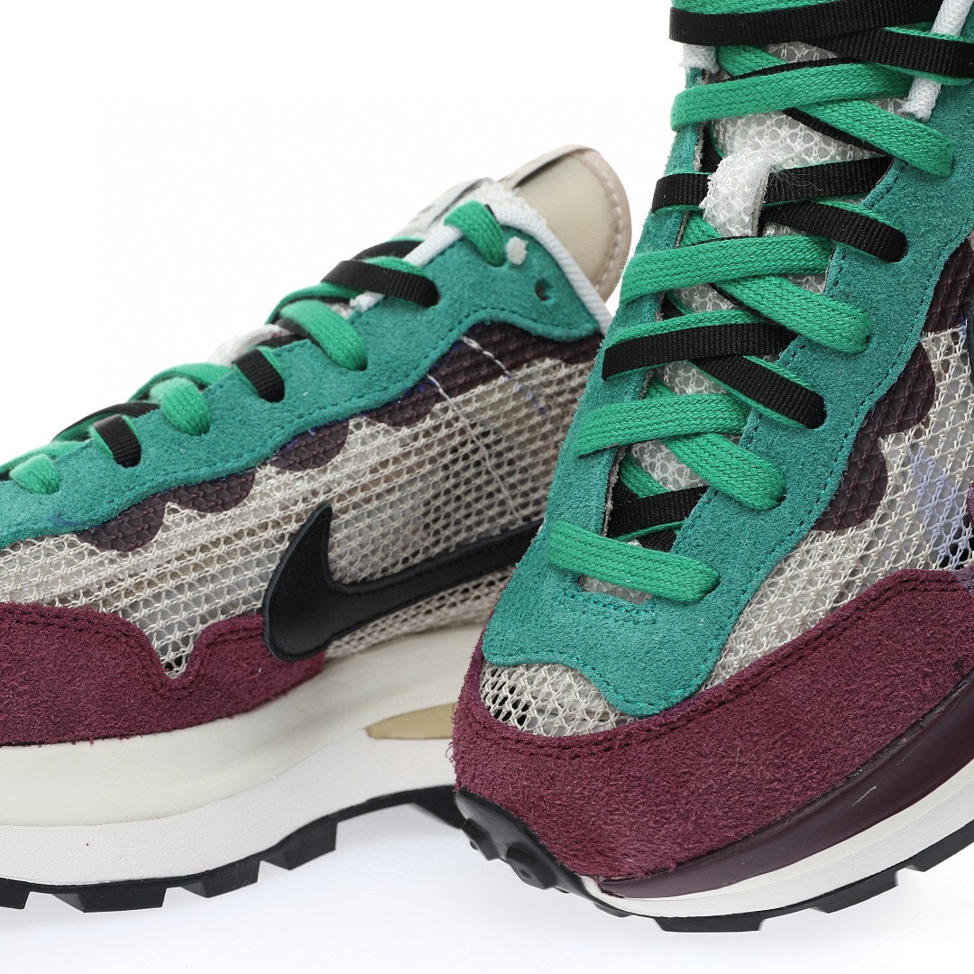 Sacai x Nike VaporWaffle 3.0"Red Neptune Green"系列改良馬拉松變形解構前衛設計五層底休閒運動慢跑鞋「透吸酒紅水綠黑白大重疊雙鈎子」
