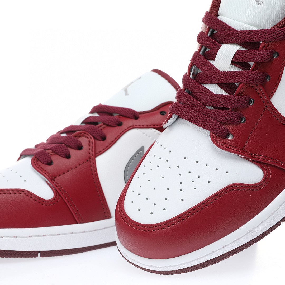 Nike Air Jordan 1 “波爾多酒紅白銀鉤”