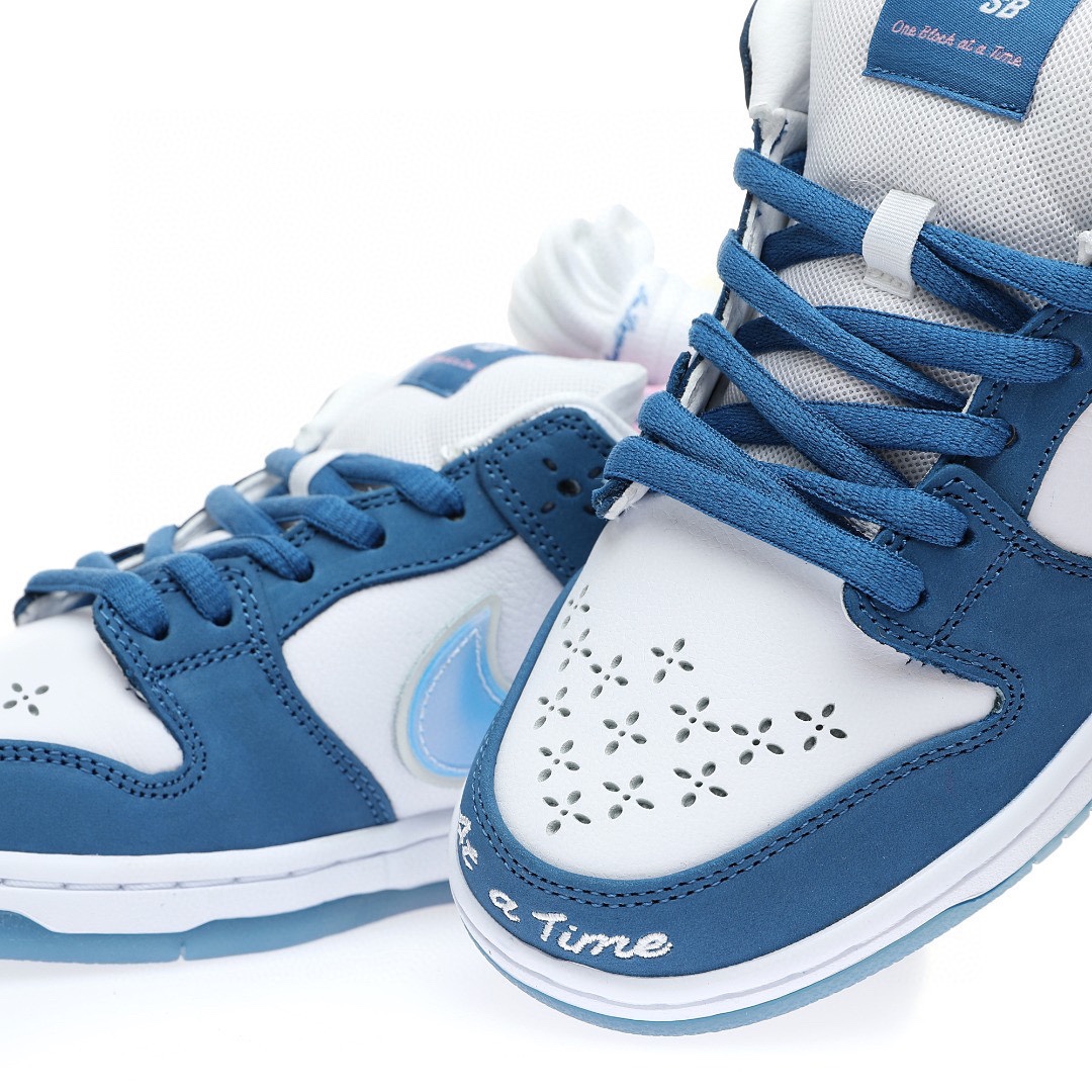 Dunk Low “白藍全息鐳射雪花衝孔”