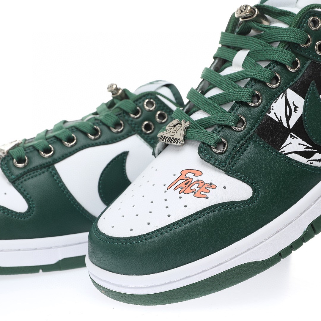 Dunk Low 「密歇根白綠克羅心格子塗鴉」